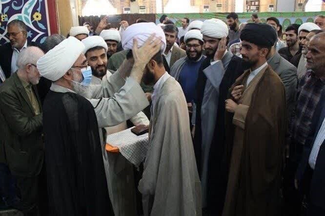 برگزاری آئین عمامه گذاری طلاب بوشهری با حضور آیت الله صفایی بوشهری